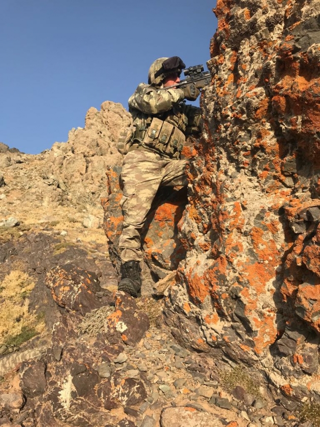 Komandolar teröristlerin "girilemez" dediği inlerine girdi